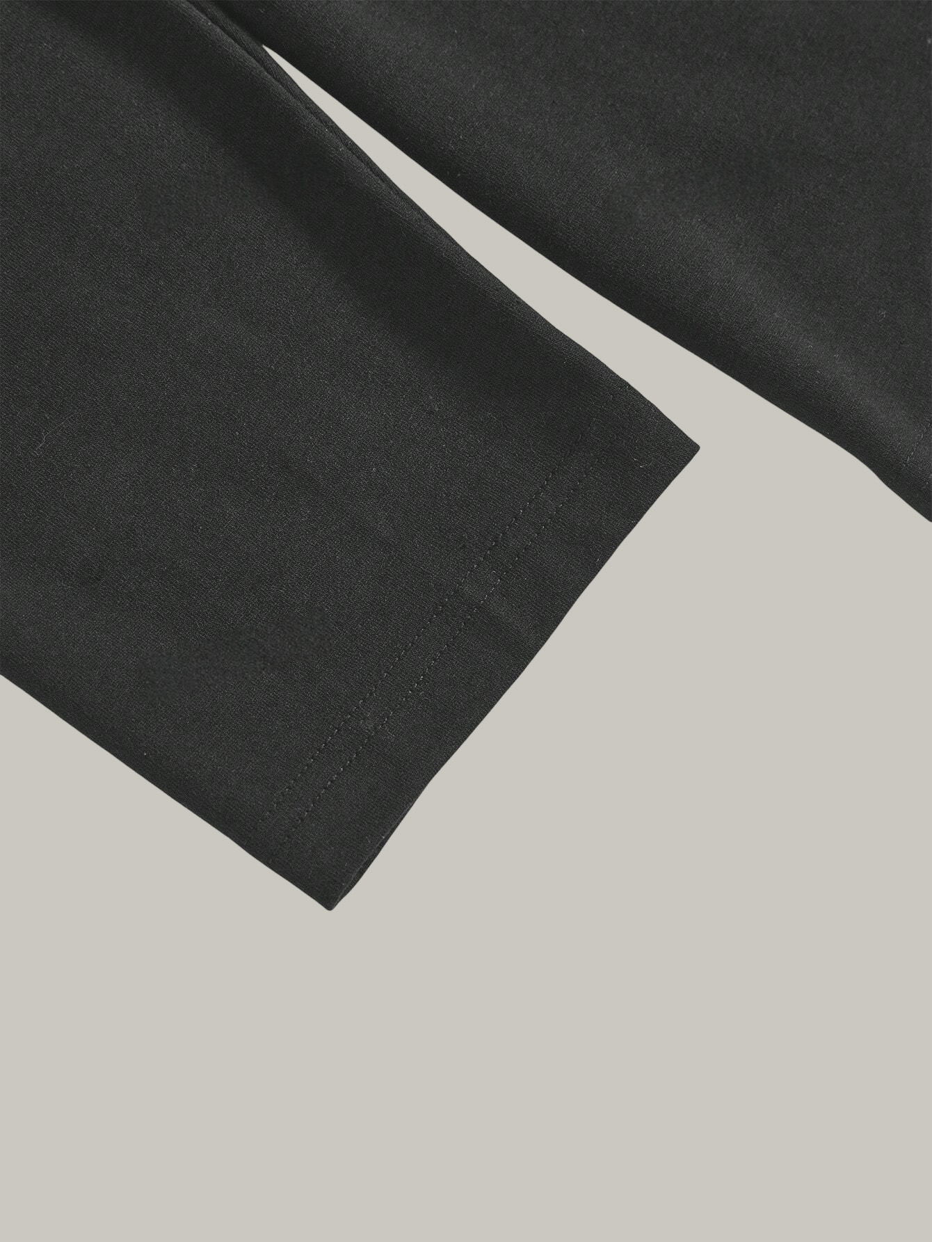 ややスリムな肩のラインが特徴の無地ルーズフィット長袖トップス - Base Layer Top のレビューと価格